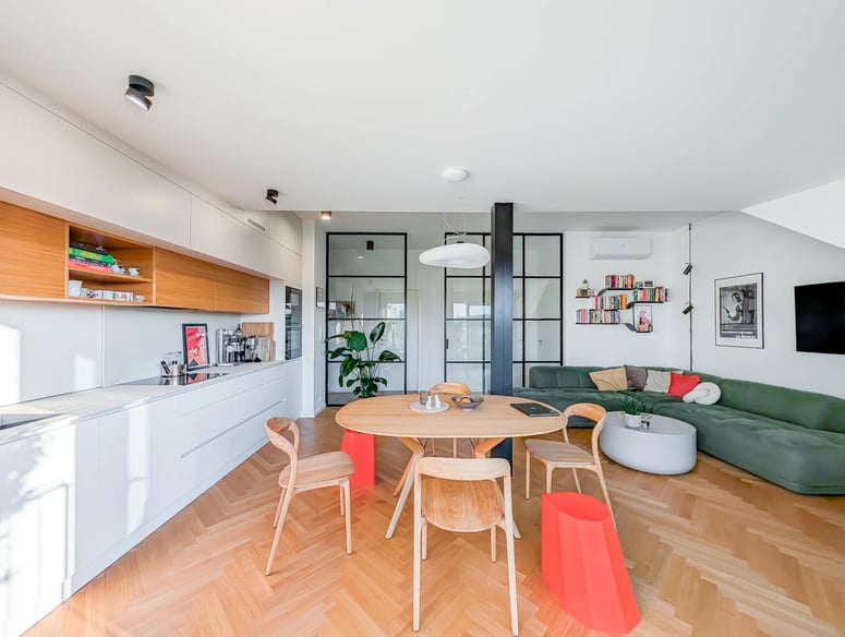 Moderní interiér bytu kuchyně jídelna obývací pokoj.